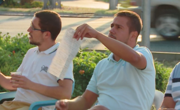 Рано сутринта спонтанно създадения палатков лагер беше изместен на тротоара