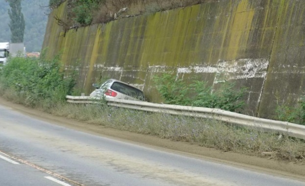 Лек автомобил Сеат се заклещи между мантинелата и подпорна стена