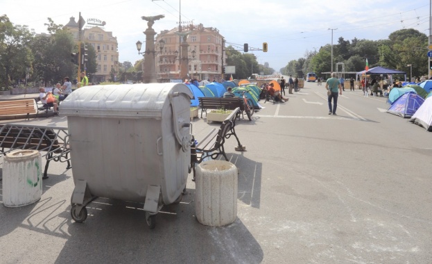 Антиправителствените демонстранти издигнаха барикади в София в петък вечер по