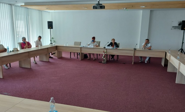 Вицепремиерът и министър на туризма Марияна Николова проведе спешна среща