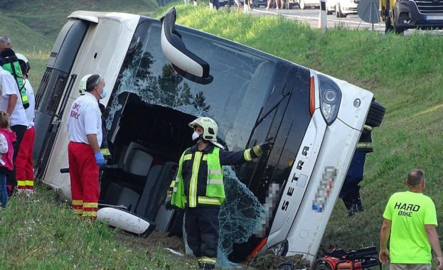 Автобус излезе от пътя и се преобърна на магистрала в Турция, има загинали