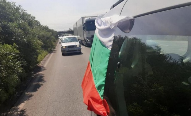 Протестът от жълтите павета се прехвърля на границата Протестно автошествие