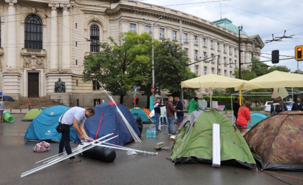 Във втория си месец навлизат протестите срещу правителството и главния