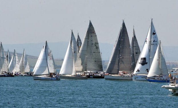 Около четиридесет яхти с дължина на корпуса от 7 до