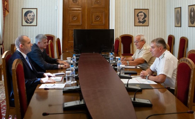 Президентът Радев се срещна с началника на отбраната адм. Ефтимов 