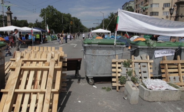 Антиправителствените протести продължават и днес Остават затворени за движение от