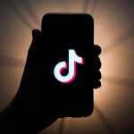  16-годишна стана първият човек със 100 милиона последователи в Tik Tok