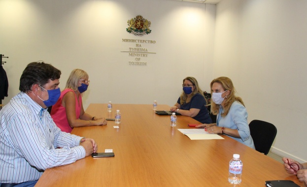 Вицепремиерът и министър на туризма Марияна Николова проведе работна среща