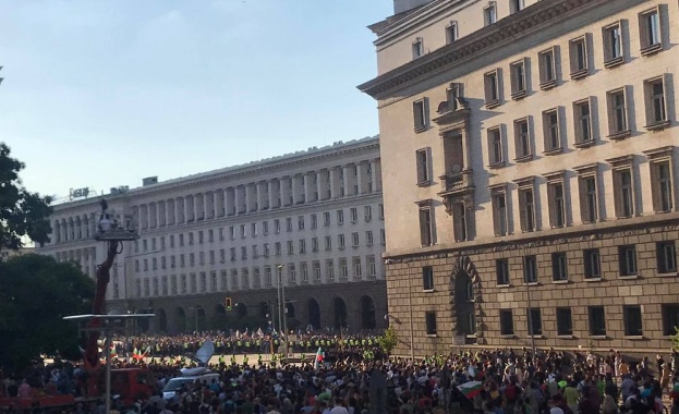 Граждани, искащи машинно гласуване се събраха под прозорците на властта