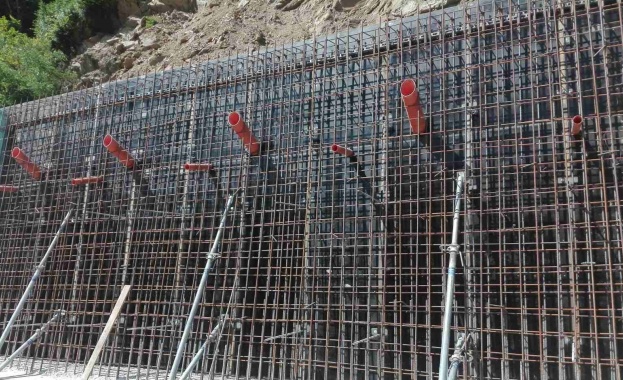 Временно се спира ремонтът на пътя към Рилския манастир