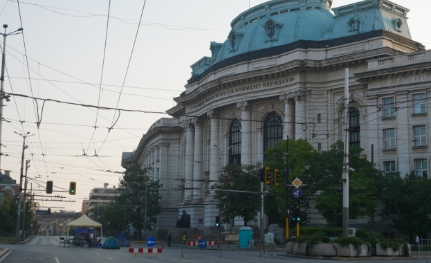 На 35 ия ден от антиправителствените протести София осъмна с три