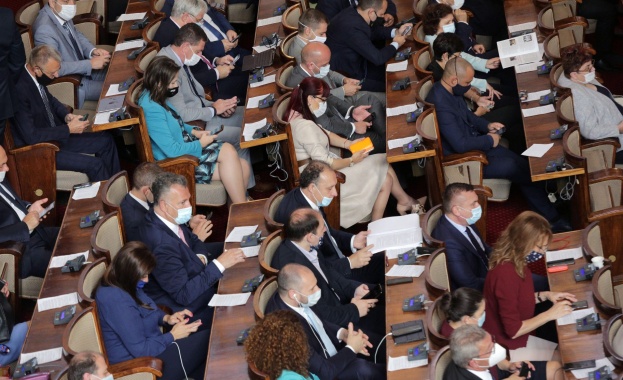Председателят на Народното събрание Цвета Караянчева свиква извънредно заседание на