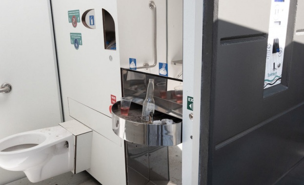 Новата обществена тоалетна в столичната градинка Кристал все още не