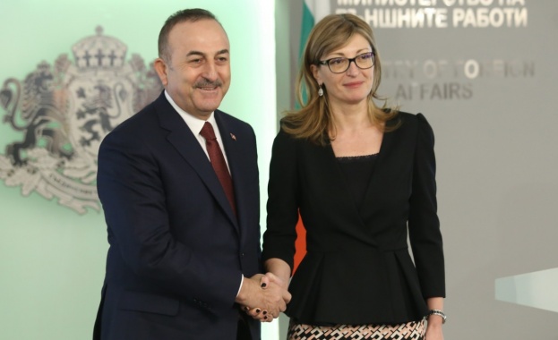 Министърът на външните работи на Турция Мевлют Чавушоглу проведе телефонни