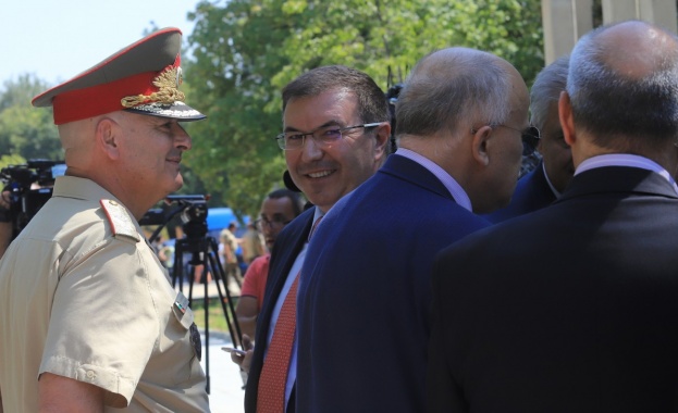 С вой на сирени на линейки и духова музика беше