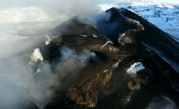 Италианският връх Етна най големият действащ вулкан в Европа показа признаци