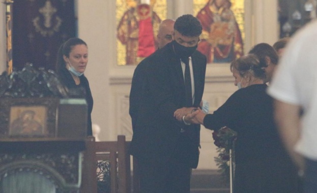 Футболният елит си взе последно сбогом с легендата на българския