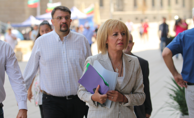 Мая Манолова внесе в деловодството на президентството и Министерския съвет