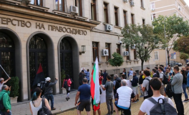 Протестиращи, начело с лидера на ГД Боец Георги Георгиев, опитаха