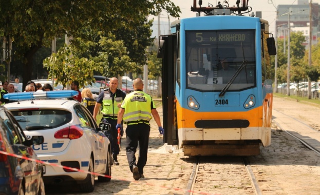 Трамвай движещ се по линия №5 премаза човек в района