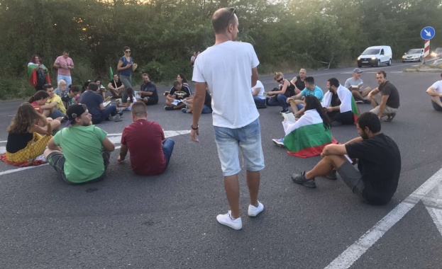 Протестиращи блокираха автомагистрала “Тракия”, като седнаха на платното да четат