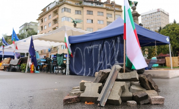 Протестиращите лагерници на Орлов мост се възстановяват след снощната буря