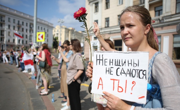 Жителите на Минск образуваха снощи жива верига, дълга 13 километра
