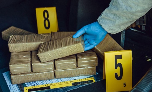 Около 1,8 тона кокаин е бил открит в смес за