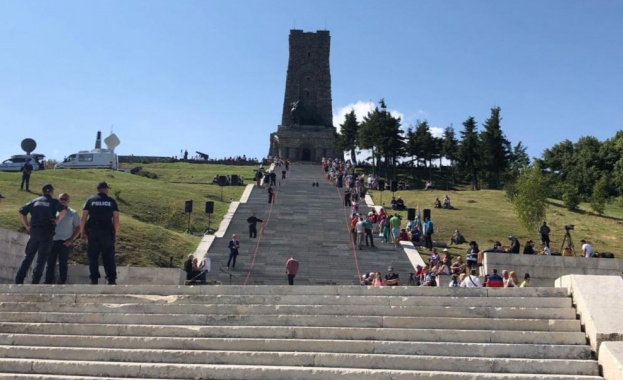 Четирима мъже и една жена се барикадираха в Паметника на