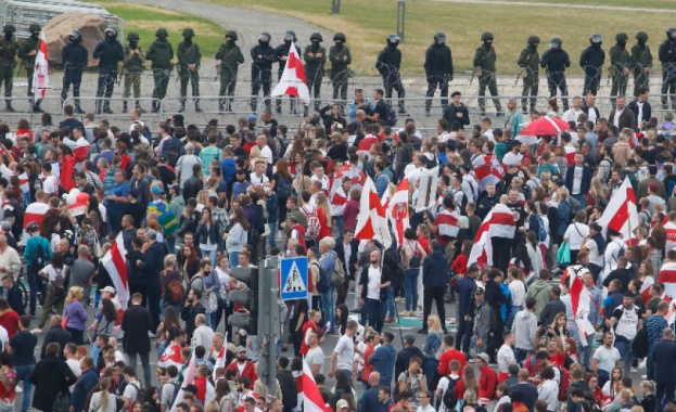 Стотици хиляди се събраха на протест срещу новия стар президент