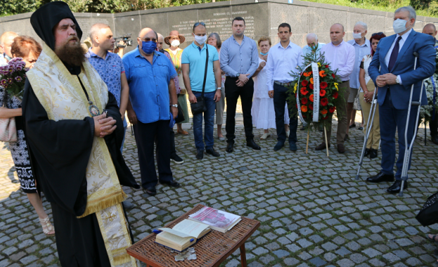 Венци и цветя бяха поднесени на мемориала на жертвите на