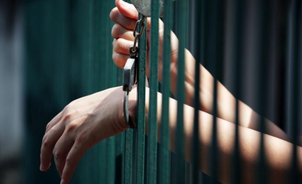 Шестима от обвинените за рекет на длъжници остават за постоянно в ареста