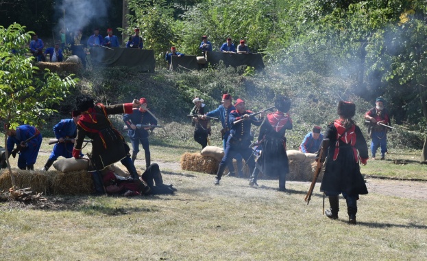 Топовни гърмежи залпове викове Ура военни маршове и бунтовни песни