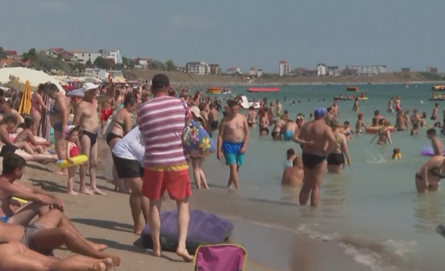 В Румъния плажовете преливат от хора които масово не спазват