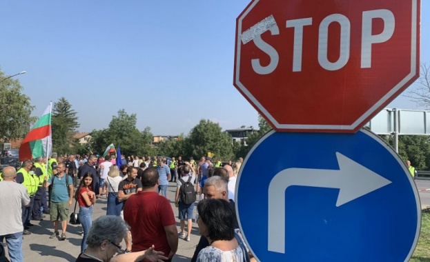 Час преди началото на срещата в резиденция Бояна младежката организация