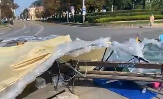 Трима мъже са се опитали да премахнат палатките намиращи се