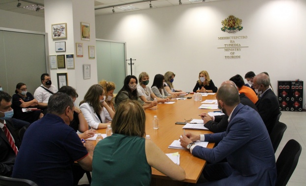 Вицепремиерът и министър на туризма Марияна Николова проведе среща с