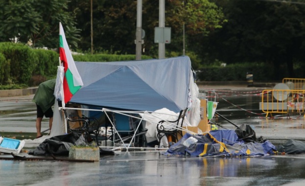 Шест сигнала за наводнени мазета и счупени клони са постъпили