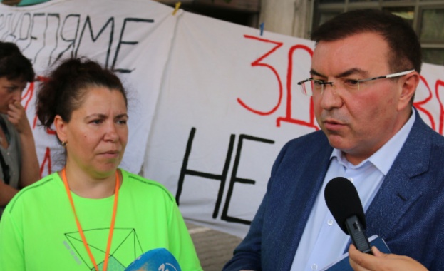 Представители на протестиращите медицински сестри които преди дни разпънаха палатки