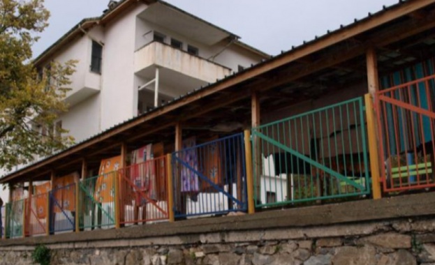 Три жени от Дома за хора с физически увреждания в