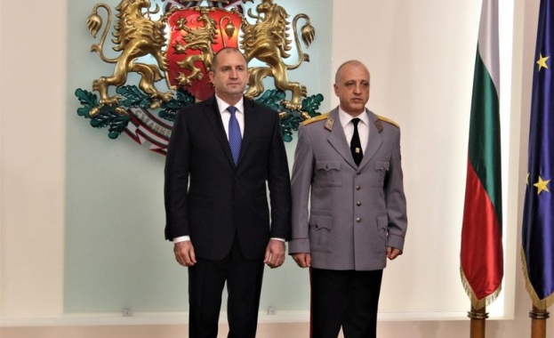Президентът Румен Радев назначи официално доскорошния заместник началника на Националната служба