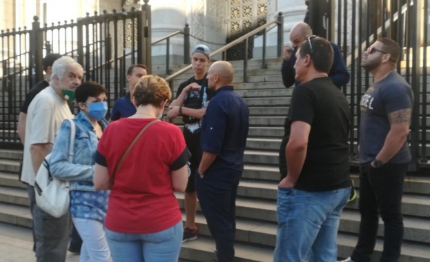 Група граждани се събраха тази сутрин пред Съдебната палата за