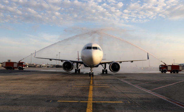 С тържествен воден салют беше посрещнат първият за сезона чартърен