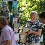 Един зелен ден с книга в ръка