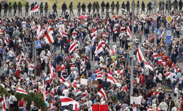 Хиляди хора са на улиците с искане за оставка на