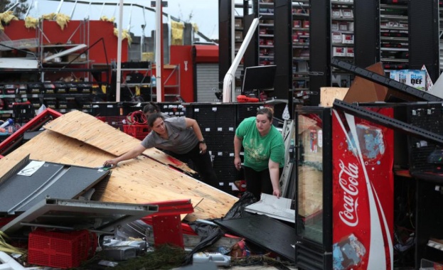 Най малко 14 са жертвите на урагана Лаура който удари американските