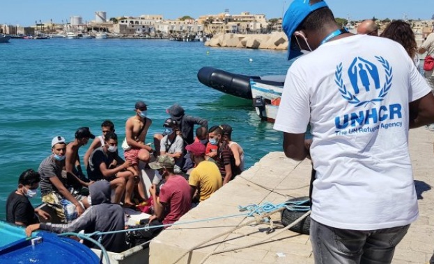 Спасителен кораб със стотици мигранти иска ЕС да му намери пристанище за акостиране