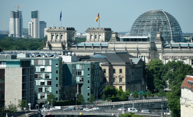 Искам да поздравя хората в България които вече от седмици