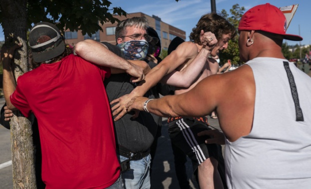 Един човек е бил прострелян и убит снощи в американския