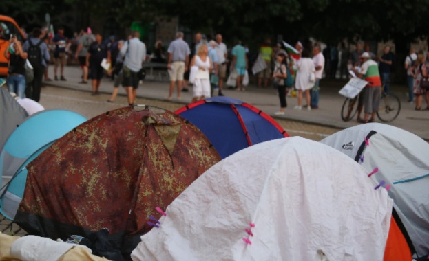 Спокойно е преминала нощта в палатковите лагери на протестиращите с